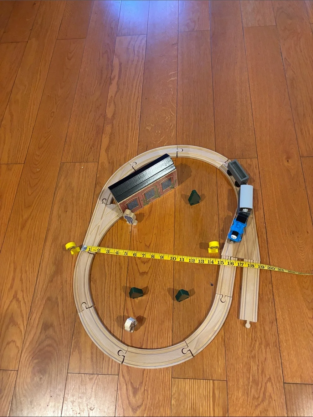 Thomas the Train Wooden Toy Train Set with Track and Accessories - Picture 8 of 8